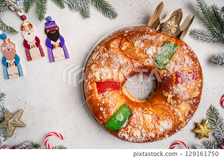 Roscon de reyes is a traditional Spanish Christmas pastry cake 129161750