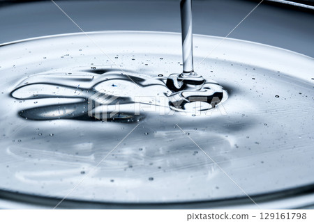 The texture of a cosmetic product in the form of jelly or gel. 129161798