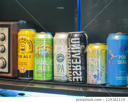 一排來自海外的罐裝啤酒 一排來自海外的罐裝啤酒 129162119