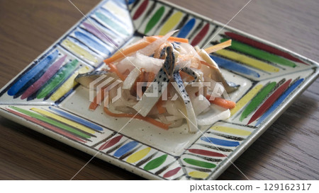 盛裝在彩色陶瓷盤中的“Namasu” 129162317