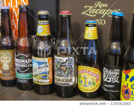 一排外國啤酒瓶 129162892