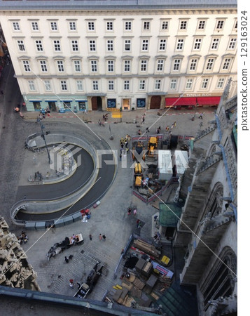 A panoramic view of the bustling square Stephansplatz A panoramic view of the bustling square Stephansplatz 129163024
