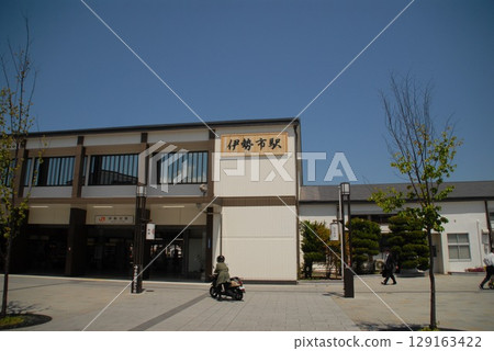 近鐵伊勢市站前的現代化車站大樓和廣場 129163422