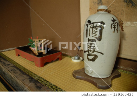 聯排別墅內展示的清酒器皿和小船 129163425