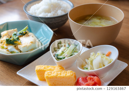日式早餐套餐,包括炒豆腐和蔬菜以及玉子燒(蛋捲) 日式早餐套餐,包括炒豆腐和蔬菜以及玉子燒(蛋捲) 129163867