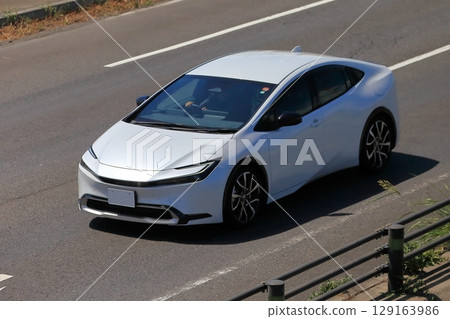 白色國產混合動力車 129163986