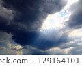 穿過雲層的光 穿過雲層的光 129164101