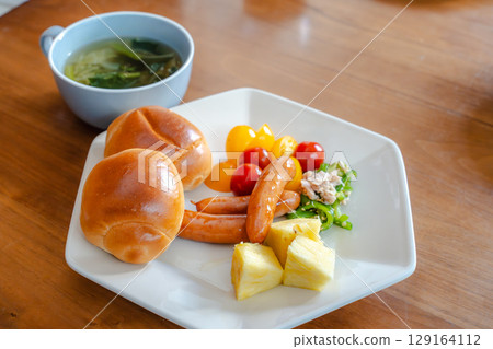 西式早餐套餐，包括麵包、香腸、沙拉和水果 129164112