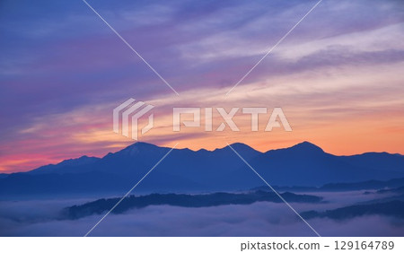 Echigo Mikoyama黎明的雲海晨光 129164789