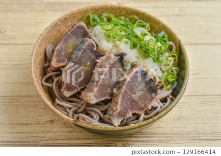 Seared bonito soba noodles with grated radish 129166414