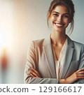微笑的年輕女商人雙臂交叉 129166617