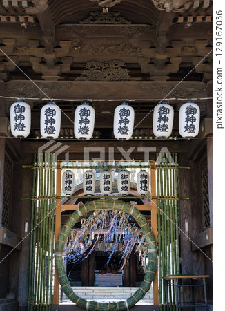 穿過神社內設立的稻草圈 129167036