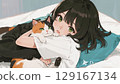 一個女孩抱著一隻花斑貓 129167134