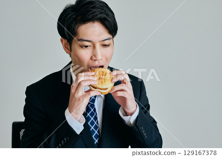 年輕人吃漢堡 年輕人吃漢堡 129167378