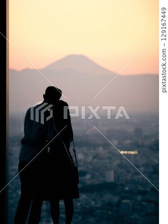 People watching the sunset over the city 129167449