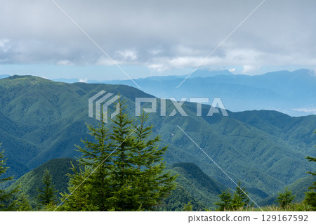 初夏的山 129167592