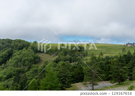初夏的山 129167658