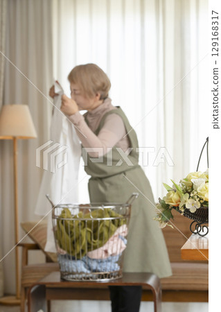 做家事、洗衣服的老年婦女和老年婦女 129168317