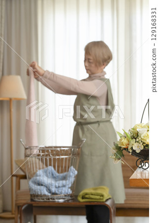 做家事、洗衣服的老年婦女和老年婦女 129168331