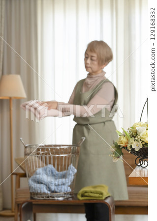 做家事、洗衣服的老年婦女和老年婦女 129168332