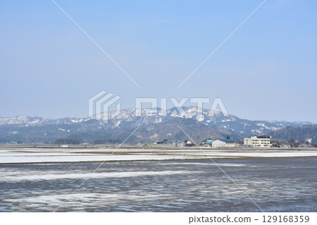 新潟縣小千谷市的鄉村初春雪景 129168359