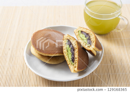 Dorayaki Matcha Flavor 129168365