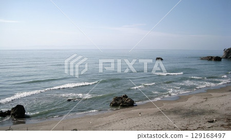 白浪襲來的海灘 白浪襲來的海灘 129168497