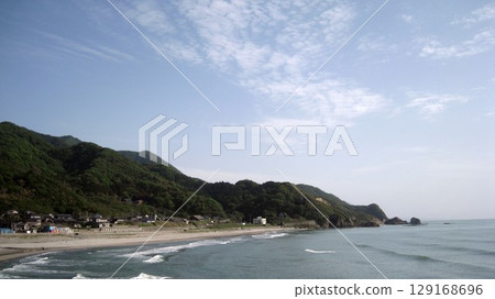 夏日藍天、青山、白浪 129168696