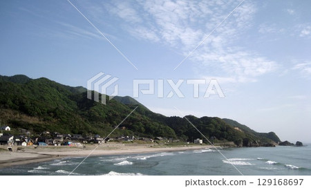 夏日藍天、青山、白浪 129168697