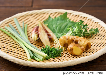 什錦調味料:薑、茗荷、紫蘇葉、蔥、蘿蔔 什錦調味料:薑、茗荷、紫蘇葉、蔥、蘿蔔 129168981