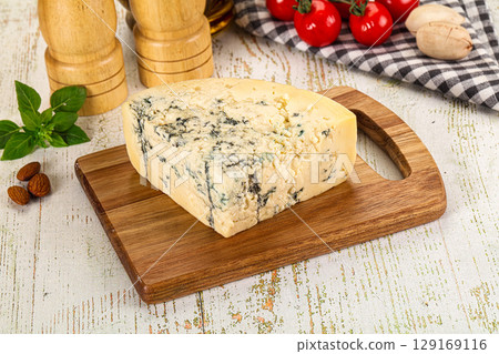 Gourmet blue cheese with mold Gourmet blue cheese with mold 129169116