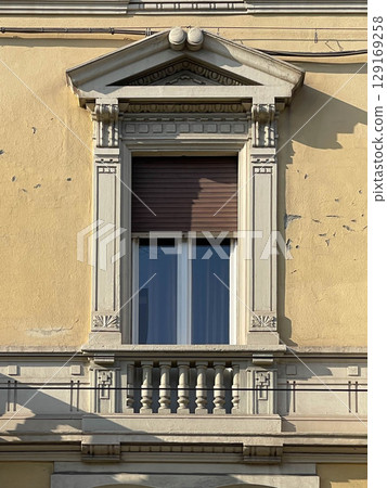 Traditional window of Italian buildigns with closing doors in wood Traditional window of Italian buildigns with closing doors in wood 129169258