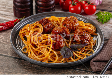 Meatballs with tomato sauce and spaghetti Meatballs with tomato sauce and spaghetti 129169347