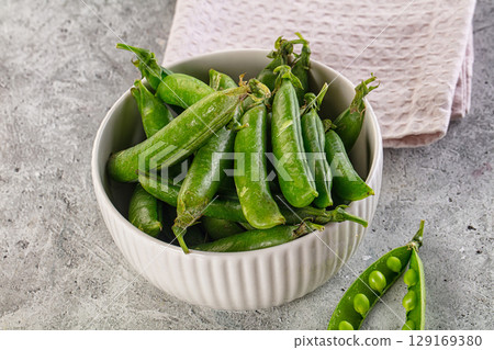 Ripe swwet organic green peas Ripe swwet organic green peas 129169380