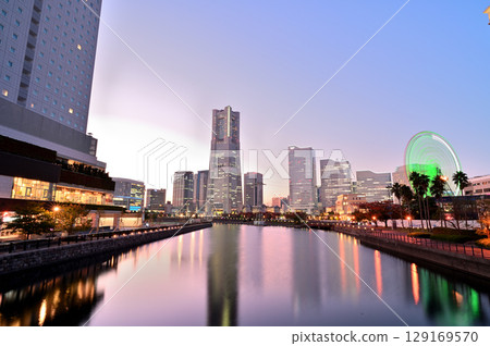 黃昏時分的港未來,充滿都會流行氛圍 黃昏時分的港未來,充滿都會流行氛圍 129169570