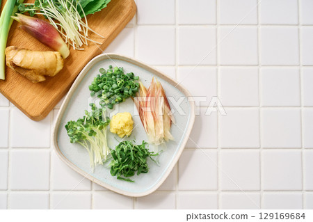 各種切碎的調味品：生薑、茗荷、紫蘇葉、蔥和蘿蔔 129169684