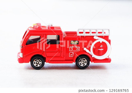 消防車－從消防局派出前往處理火災的消防車（消防泵浦）。 129169765