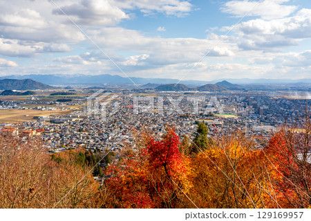 秋天從八幡山城遺址可以欣賞到近江八幡市的壯麗全景。 秋天從八幡山城遺址可以欣賞到近江八幡市的壯麗全景。 129169957