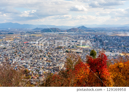 秋天從八幡山城遺址可以欣賞到近江八幡市的壯麗全景。 秋天從八幡山城遺址可以欣賞到近江八幡市的壯麗全景。 129169958