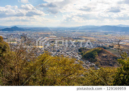 秋天從八幡山城遺址可以欣賞到近江八幡市的壯麗全景。 129169959