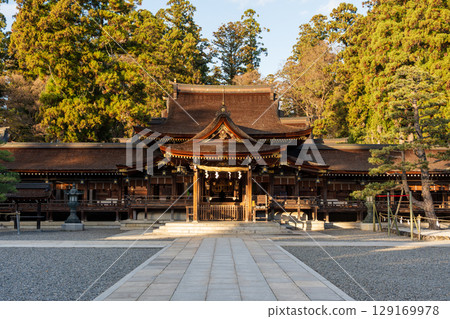 秋季的多賀大社正殿。日本滋賀郡多賀町 秋季的多賀大社正殿。日本滋賀郡多賀町 129169978