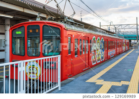 近江鐵道多賀線,從多賀大社前站到高宮車站的本地列車。日本滋賀郡多賀町 近江鐵道多賀線,從多賀大社前站到高宮車站的本地列車。日本滋賀郡多賀町 129169989