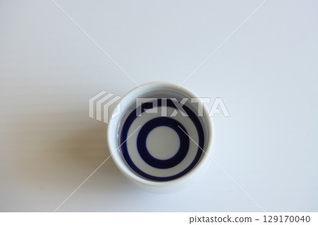 使用品酒杯品嚐清酒 使用品酒杯品嚐清酒 129170040