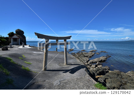 大陣莊、淡路島西海岸、鳥居神社、大海、鳥居和巨石 大陣莊、淡路島西海岸、鳥居神社、大海、鳥居和巨石 129170042