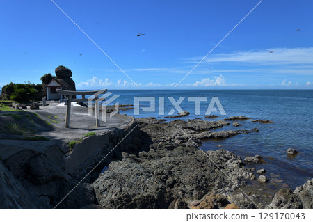 大陣莊、淡路島西海岸、鳥居神社、大海、鳥居和巨石 大陣莊、淡路島西海岸、鳥居神社、大海、鳥居和巨石 129170043