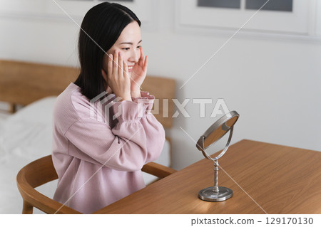 年輕女子做皮膚護理美容形象 年輕女子做皮膚護理美容形象 129170130