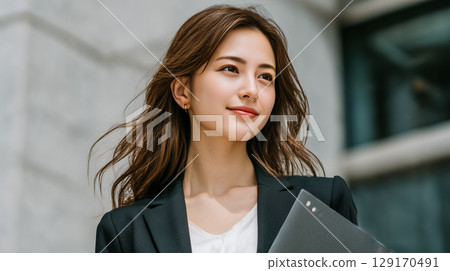 自信的女商人微笑 129170491