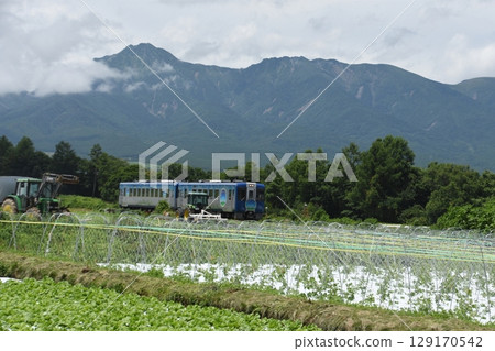 HIGH RAIL 1375, a train on the Yatsugatake Kogen Line that runs through Nobeyama Highlands 129170542