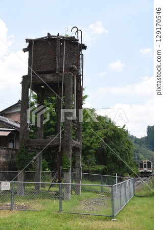 The remains of the water tower and diesel car at Ise-Okutsu Station on the JR Meisho Line 129170546