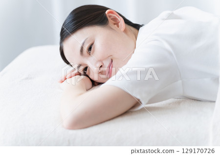 年輕女子接受治療師的按摩美容形象 年輕女子接受治療師的按摩美容形象 129170726
